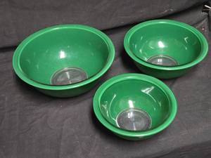 lot 386 image: Vintage Pyrex Green Mixing Bowls Set of 3, Corning NY USA