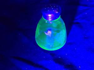 lot 275 image: Green Uranium Glass Single Salt Shaker with Metal Lid