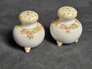 lot 284 image: Pair of Hand-Painted Nippon Porcelain Salt and Pepper Shakers