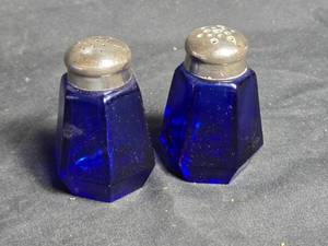 lot 286 image: Pair of Cobalt Blue Depression Glass Salt and Pepper Shakers