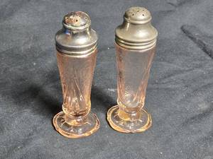 lot 289 image: Pair of Tall Pink Depression Glass Salt and Pepper Shakers