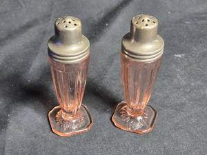 lot 293 image: Pair of Pink Depression Glass Salt and Pepper Shakers with Metal Lids