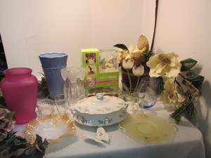 lot 7 image: Vintage Dcor