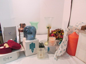 lot 14 image: CandlesAccessories