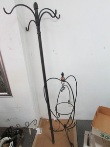 lot 21 image: Metal Flower Dcor