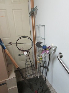 lot 22 image: Yard and Garden Items