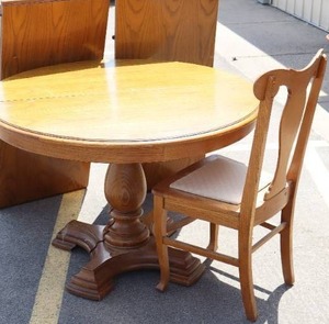 Vintage Thomasville Furniture American Oak Pedestal Dining Table