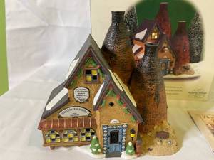 lot 103 image: Department 56 Dickens Village Royal Strafforshire Hotel