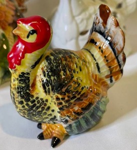lot 119 image: Thanksgiving Decorative Turkey Figurines