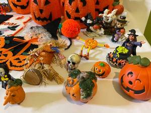 lot 127 image: Variety of Halloween Decorations