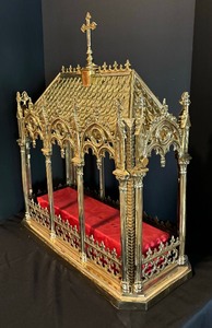 lot 1 image: Vintage Solid Brass Relic Shrine  Vintage Gothic Style Relic Shrine