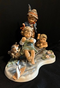 lot 32 image: Limited Edition Sailing Lesson Hummel Figurine
