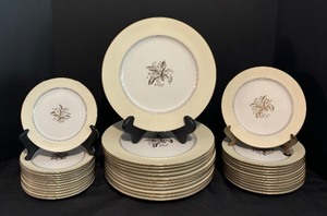 lot 43 image: Kings Court Lirio China Grouping