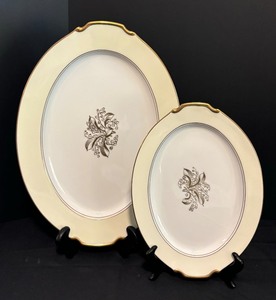 lot 44 image: Kings Court Lirio China Serving Pieces