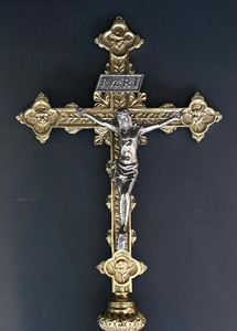 lot 18 image: Vintage Brass Processional Alter Cross