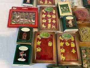 lot 161 image: Assorted Christmas Miniatures and Lights