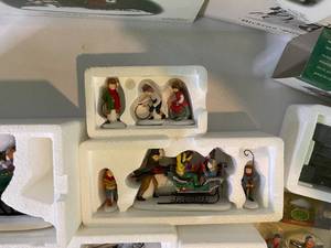 lot 165 image: Department 56 Dickens Village Accessories