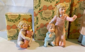 lot 196 image: Five 1980s Treasured Memories Figures