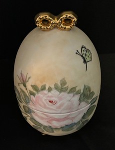 lot 93 image: Pretty Vintage Porcelain Hand Painted Egg Trinket Box