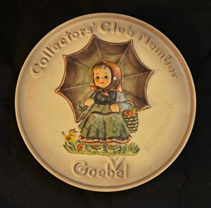 lot 215 image: Variety of Collectable Hummel Plaques