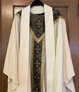 lot 221 image: Catholic Priest Chasuble Vestment Robe by ArteGross