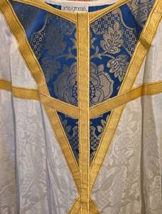 lot 26 image: Beautiful Catholic Vestment Robe  Chasuble Robe