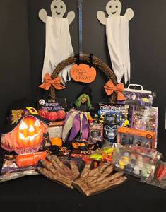 lot 401 image: Spooky Halloween Decor