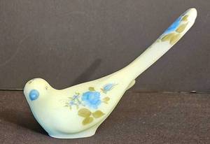 lot 402 image: Vintage Fenton Hand Painted Happiness Bird and Glass Hummingbird Figurine