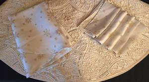 lot 407 image: Festive Christmas Linens