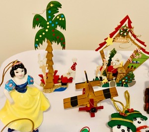 lot 342 image: Collection of Vintage Christmas Ornaments