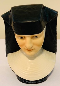 lot 344 image: Vintage 1978 Goebel Sister M.I. Hummel Nun Bust Collectors Club Special Edition No.3 and More