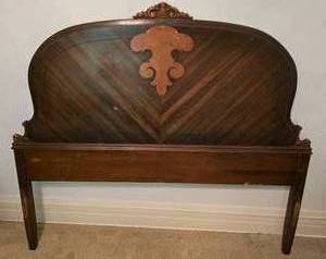 lot 14 image: Beautiful Vintage Full Bed Frame