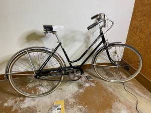 lot 422 image: AMAZING Vintage Schwinn Deluxe Breeze Womans Three Speed Bike