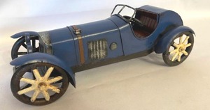 lot 481 image: Two Metal Classic Cars Decorative Pieces