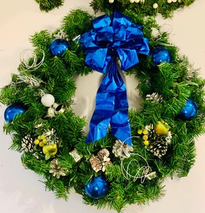 lot 358 image: Gorgeous Faux Holiday Wreaths