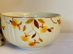 lot 442 image: Three Vintage Halls Autumn Leaf Nesting Bowls