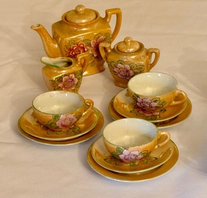 lot 443 image: Large Lot of Vintage Doll Dishes