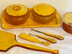 lot 466 image: Vintage Vanity Set