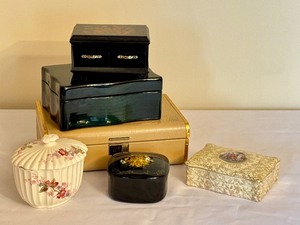 lot 432 image: Assorted Jewelry  Trinket Boxes