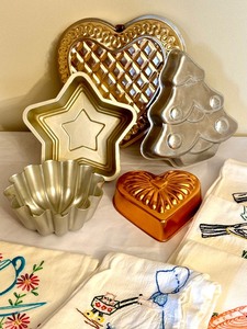 lot 433 image: Five Vintage Jello  Baking Molds and Vintage Kitchen Embroidered Towels
