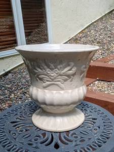lot 42 image: Vintage Classical Garden Urn Planter