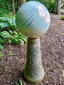 lot 48 image: Vintage Style Pedestal with Gazing Ball