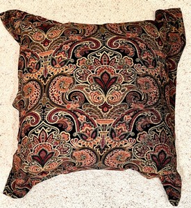 lot 86 image: Royal Colored Paisley Pattern Set of 4 Throw Pillows