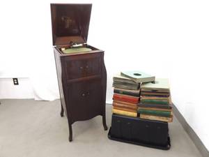 lot 5 image: WORKING Antique Victrola Record Player, Records, and Needles