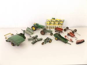 lot 31 image: Lot of 1950s and 1960s Ertl etc. John Deere Metal Farm Toys