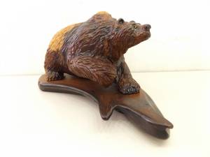 lot 36 image: Medium Sized Wood Carved Grizzly Bear Sculpture