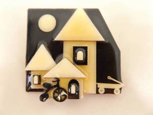 lot 67 image: Lot of 4 VERY COLLECTIBLE House Pins by Lucinda Brooches