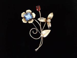 lot 59 image: .925 Sterling Silver Vintage Flower Brooch