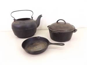 lot 88 image: Lot of Antique Cast Iron Dutch Oven, Water Kettle, and Frying Pan
