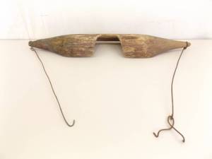 lot 90 image: Antique Primitive Wood Carved Shoulder Yoke Water Bucket Carrier